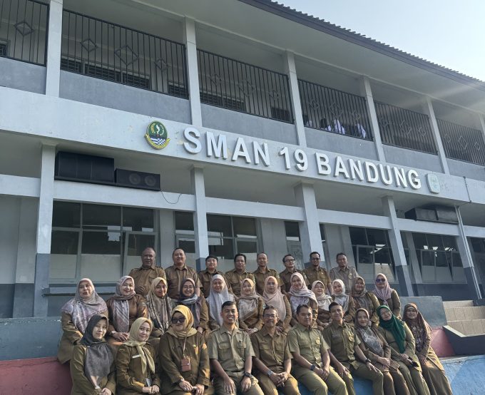 Kepala SMAN 9 Bandung Lakukan Visitasi dan Pembinaan Upacara di SMAN 19 Bandung